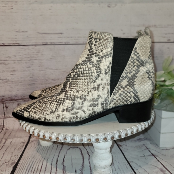 Marc Fisher MLYALE Women's Cream & Gray Snakeskin Leather Ankle Bootie Size 7.5M - Picture 6 of 12
